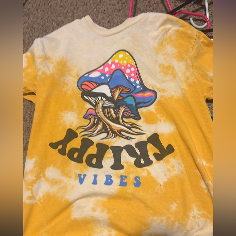 “Trippy vibes” mushroom tee